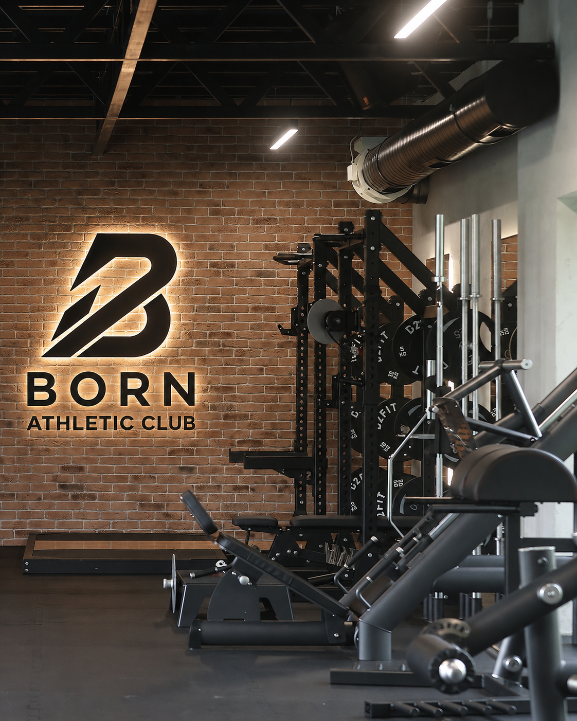 Vision de la salle Born Athletic Club — espace musculation et branding
