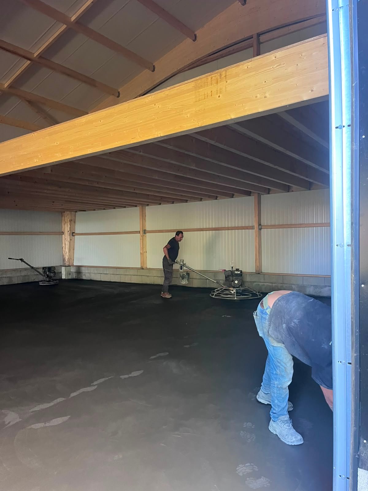 Travaux de finition du sol béton à l'intérieur du bâtiment